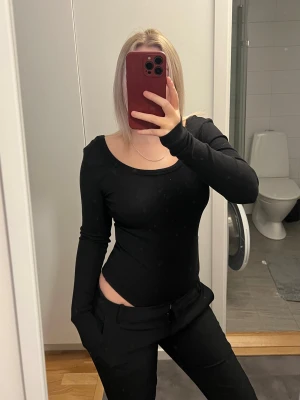 Svart body  - Säljer denna helt nya svarta långärmade bodyn från New Yorker som är perfekt nu till kallare utekvällar 🙌🏼 passar också storlek S då den är större i storleken! Ge prisförslag. 