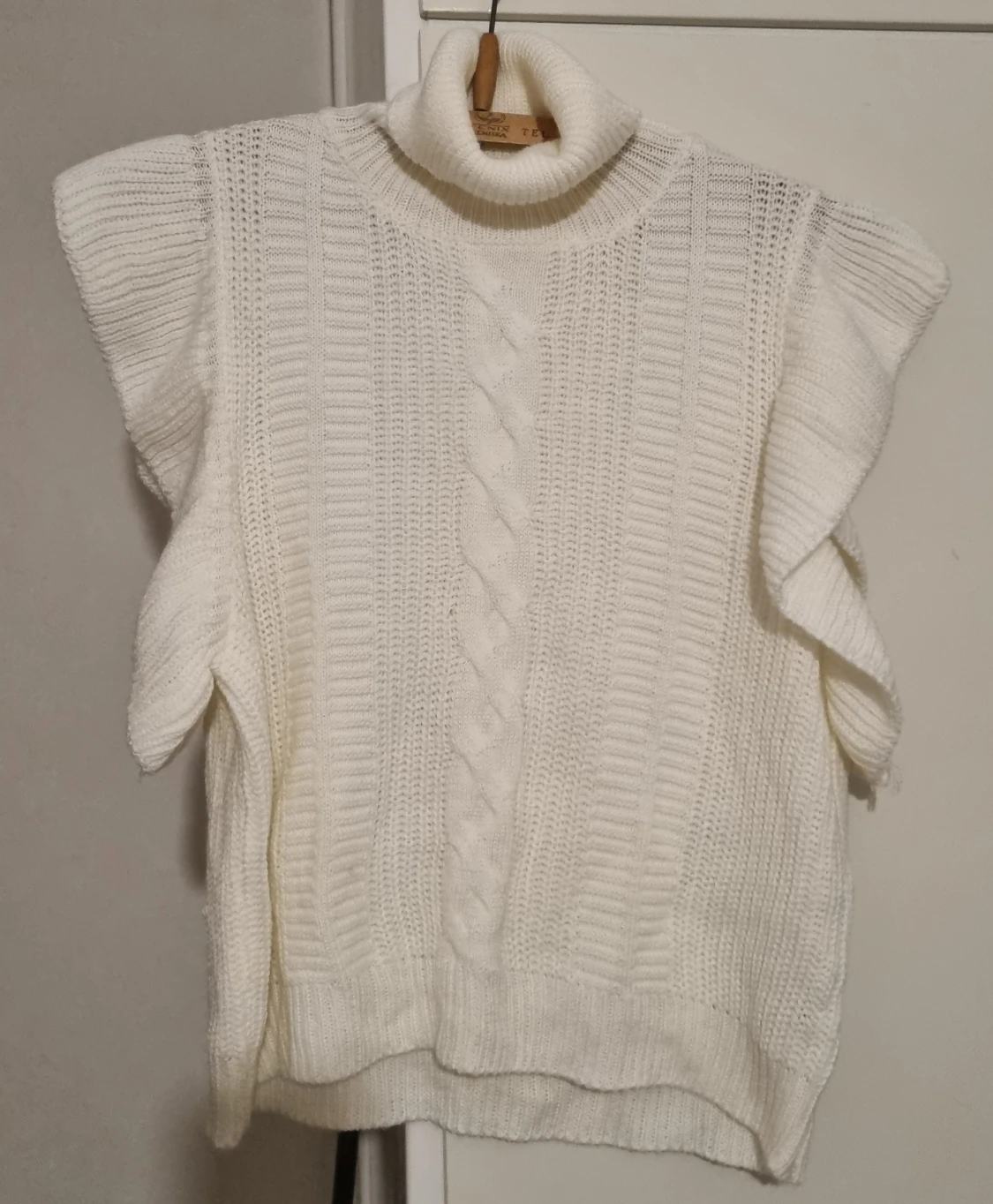 Vit stickad väst med polokrage