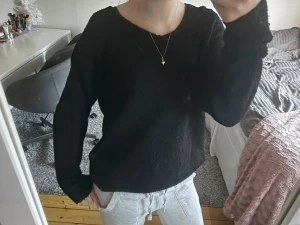 Svart stickad tröja  - Mysig svart stickad tröja!! Tröjan har en enkel och avslappnad passform som passar perfekt till chill dagar. Stilren och lätt att matcha med allt i garderoben.