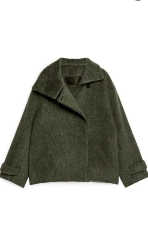 Arket kappa - INTRESSEKOLL på denna eftertraktade kappa från ARKET🥹 Sååå fin och i bra skick (lite nopprig)! Kom med prisförslag!!