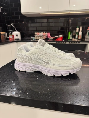Nike initiator - 🎨 Färg: Triple White / Vit 📏 Storlek: 43 ♻️ Skick: Helt nya, aldrig använda (utan box) 🧵 Material: Mesh & syntet 📦 Skickas samma dag vid köp