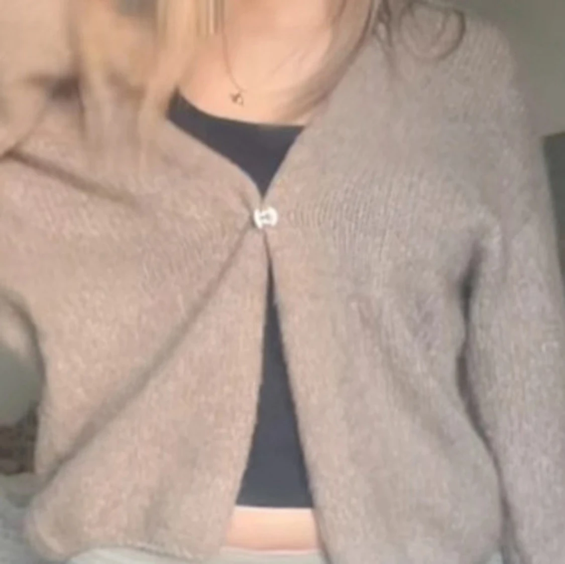 Beige stickad kofta från Lindex