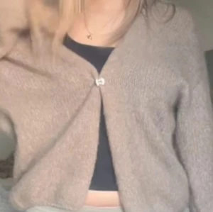 Beige stickad kofta från Lindex - Mysig beige stickad kofta från Lindex med oversized passform och lång ärm. Nypris 399kr men inga defekter och använd 2 gånger