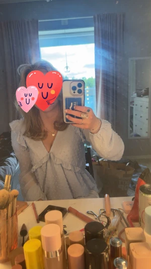 Söt blus  - En ljusblå blus med volang och prickigt mönster. Är i storlek 168/170 men passar mig som bär storlek S 