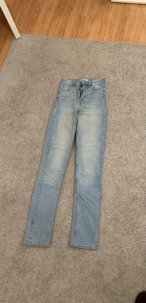 High waist jeans med slits-bershka  - High waist jeans med slits nertill, säljer pga för små 