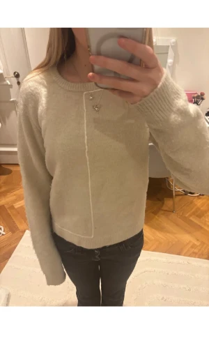 Beige stickad tröja från Zara med vita detaljer  - Säljer denna beigea stickade tröjan från Zara💕Tröjan har inga större defekter förutom att den är lite nopprig , storleken är XL men den passar som S eller M💕Skriv för fler bilder och pris kan diskuteras 💕