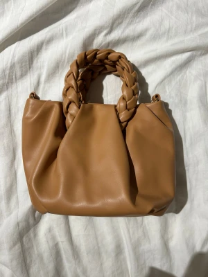 Brun väska - Måtten är 24 × 16 × 11 Längre band med kommer sả man kan ha den som en axelremsväska ocksa