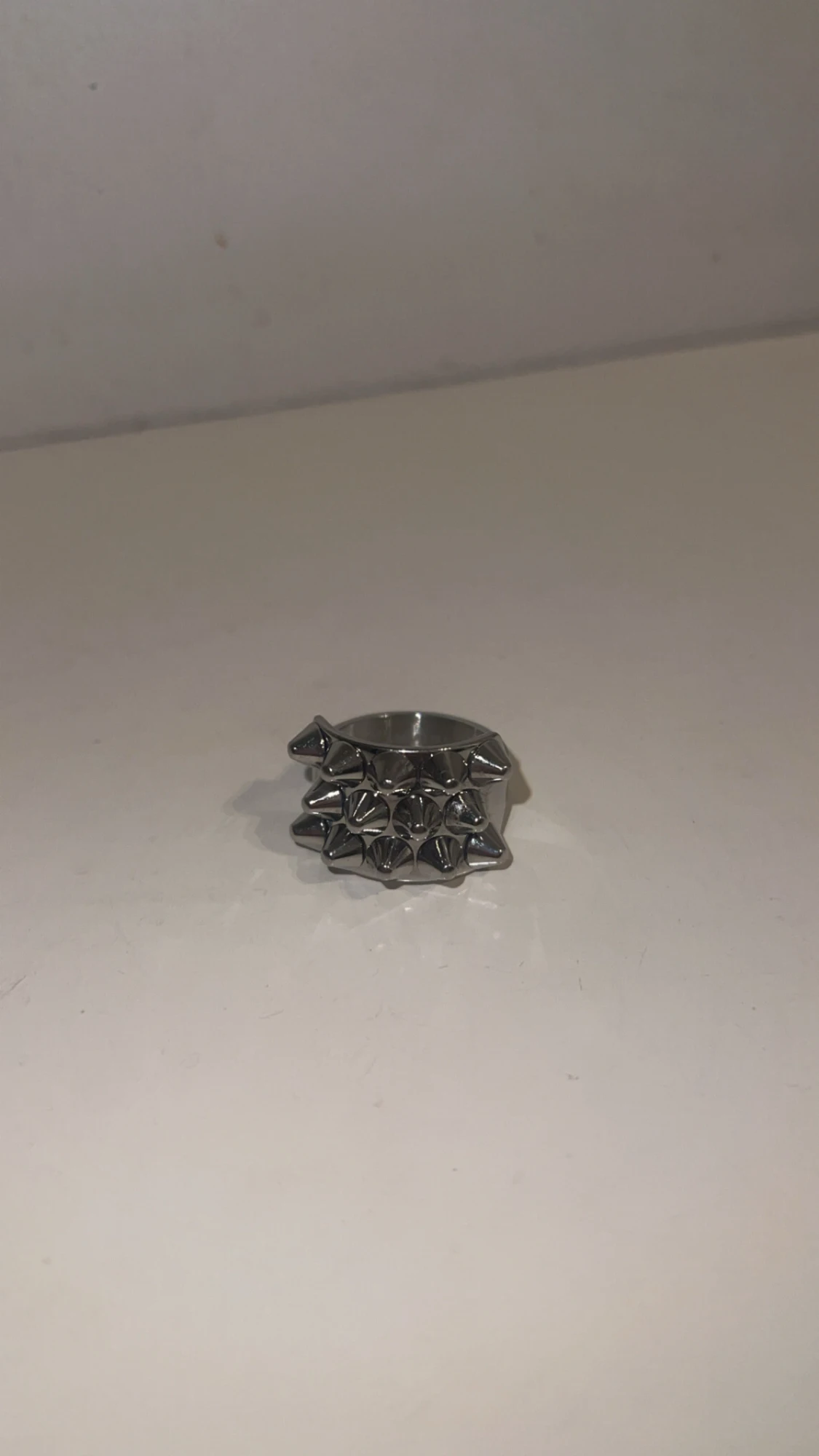 Silvrig Edblad ring med nitar - 2