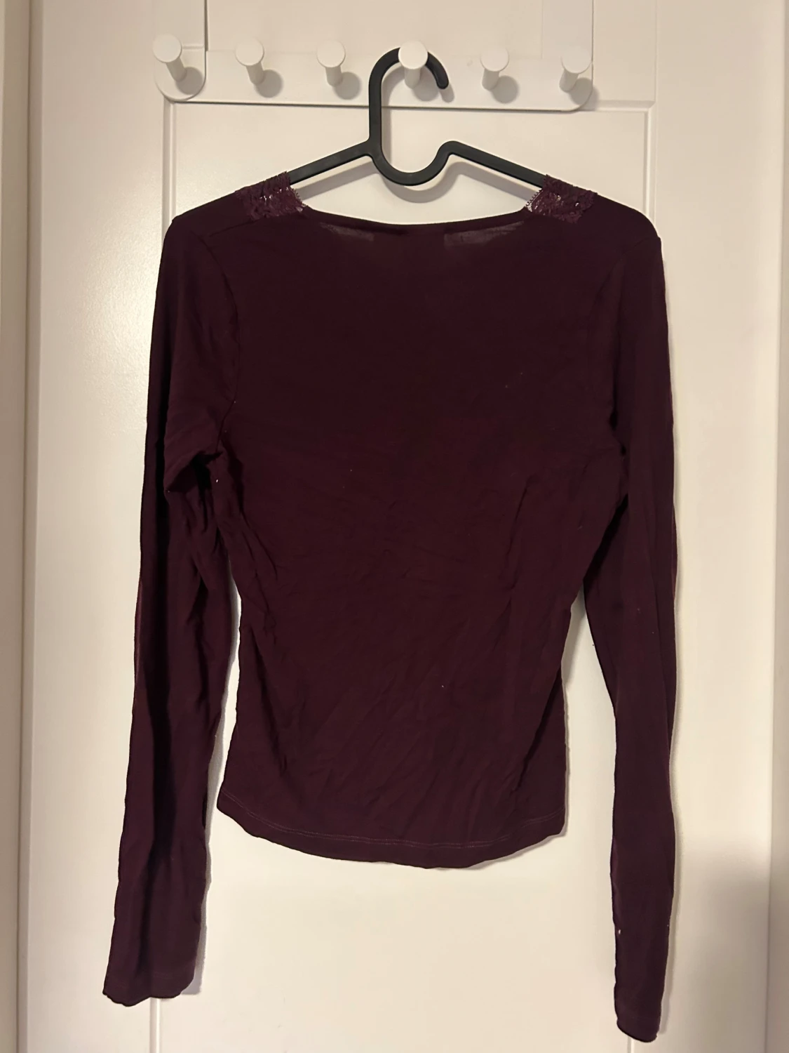 Vinröd långärmad topp med spets