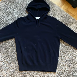 Mörkblå hoodie i kashmir från Sayless - Säljer nu hoodie från Sayless i kashmir. Klassisk modell med huva och dragsko, perfekt för en avslappnad och stilren outfit. 9/10 skick då jag knappt använt den, endast 699 men kan självklart gå ner vid snabb affär🤗