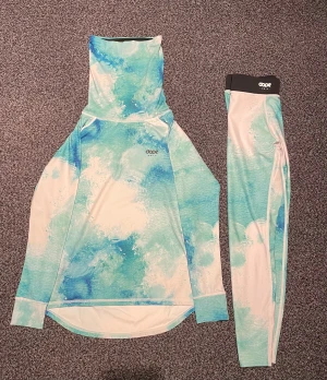 Turkost Dope Skidunderställs set🩵 - Säljer ett superfint aldrig använt underställs set från Dope i storlek S. 🩵Tröjan har hög foderad krage vilket håller en ännu mer varm. Hör gärna av dig vid frågor kring pris m.m💗