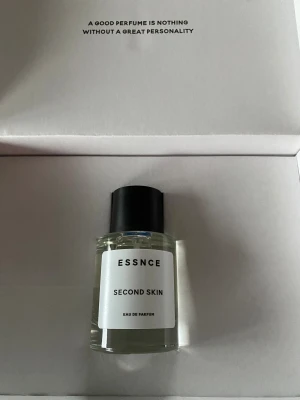 Essnce Second Skin Eau de Parfum - Minimalistisk och stilren parfym från ESSNCE med namnet Second Skin. Perfekt för dig som vill ha en modern och diskret doft i din samling. Eau de Parfum för extra långvarig effekt. Fick hem den igår, har tagit 4 sprut, skickas i originalkartong 