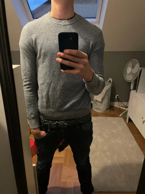 Blå Stickad Crewneck - Stickad crewneck ifrån East West. Den sitter slim och väldigt varm. Färgen sticker ut och skicket är bra, tröjan är använd men inga defekter på den!