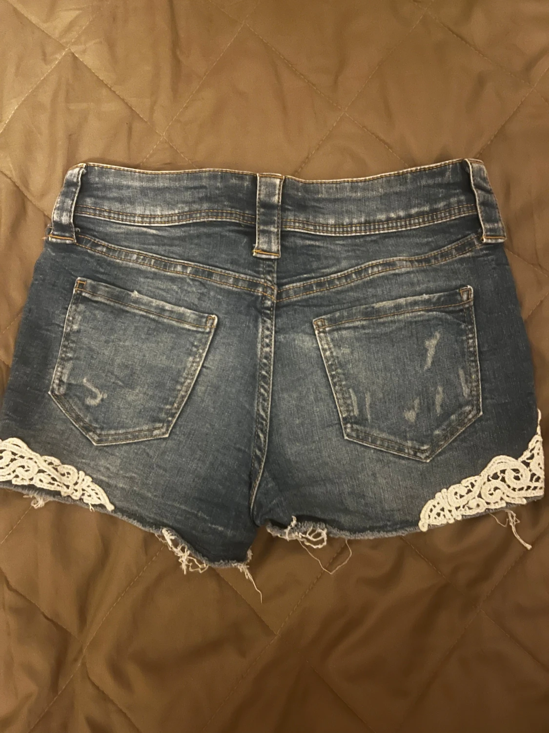 Blå jeansshorts med spetsdetaljer - 1