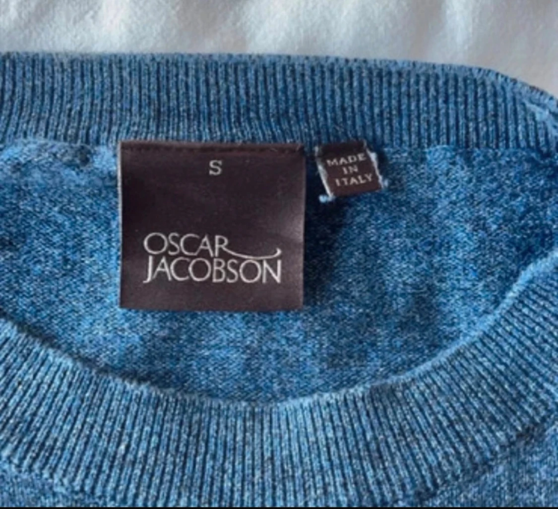 Blå stickad tröja från Oscar Jacobson - 1