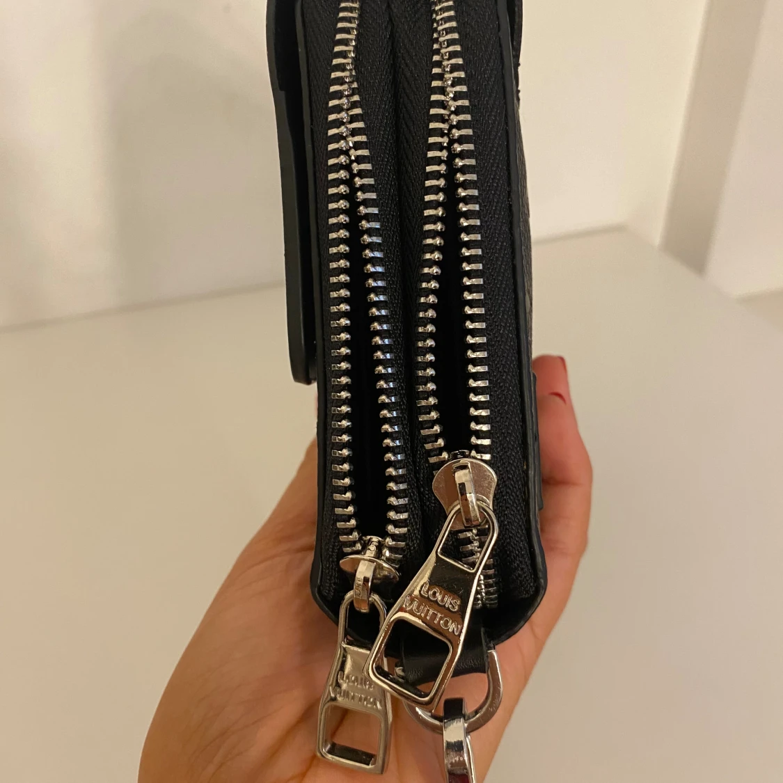 Svart kuvertväska i skinn - 3