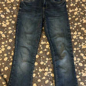 Mörkblå jeans från LTB - Snygga mörkblå jeans från LTB med klassisk femficksdesign och kontrastsömmar. Jeansen är utsvängda nertill. Tillverkade i mjukt denimtyg som sitter skönt hela dagen.