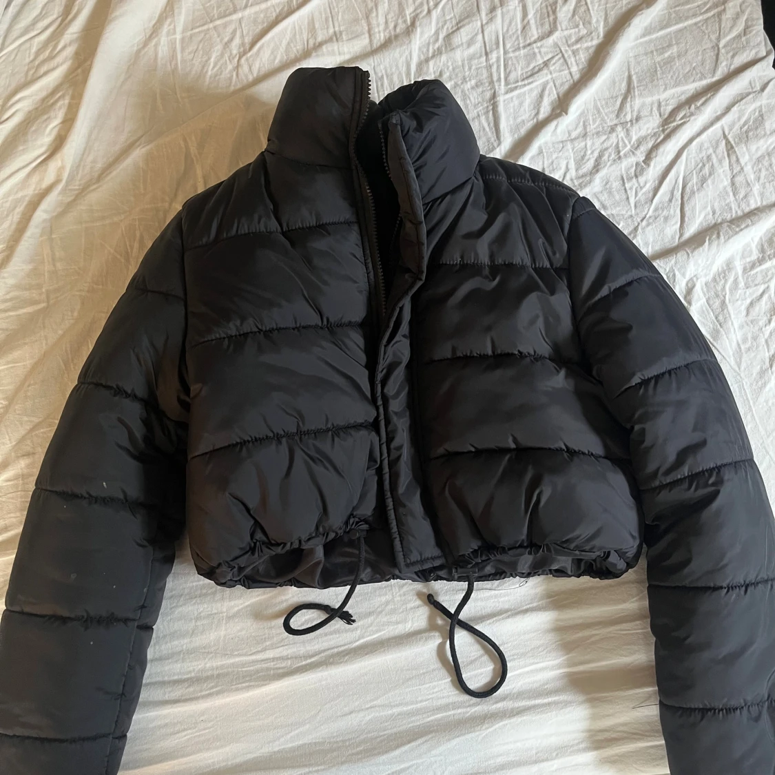 Svart croppad pufferjacka från SHEIN - 1