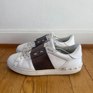Valentino open sneakers  - Säljer nu dess fina valentino skor | Fint skick | Storlek 43 | Givetvis äkta,  kommer även med äkthetsbevis | 