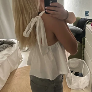 Vit omlott linnetopp från Zara - Jätte fin topp från Zara, köpt i Grekland. Säljer pga av att jag inte använder den! Skriv för fler frågor❣️