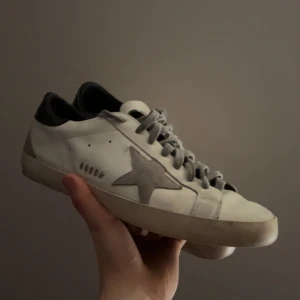 Golden Goose Skor - Säljer mina snygga Golden Goose skor, stl 43 👟 Riktigt stilrena och i fint skick – bara använts sparsamt. Perfekta för dig som vill ha lyxiga sneakers med unik karaktär!  💸 Pris: 1 999 kr (öppen för bud vid snabb affär) ✅ Skick: Väl omhändertagna 📍 Finns för upphämtning eller kan skickas