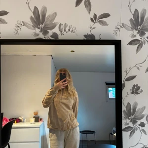 Beige hoodie - Beige hoodie från NLY Trend i storlek XS. Klassisk modell med huva, snörning och stor magficka framtill. Mjuk och skön, perfekt för chill dagar. Långärmad och i bomull för extra komfort.