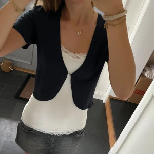 Blå bolero - Blå stickad bolero/kofta från Fransa i storlek M, fint skick. Storlek M men passar även S. Använd gärna köp nu!