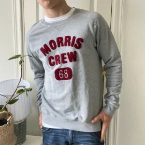 Morris sweatshirt grå med röda bokstäver  - Morris sweatshirt grå med röda bokstäver, använd men inga defekter. Modellen är 180,75 kg 😊✌️
