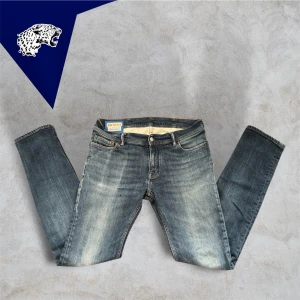 BLÅ KONST ACNE STUDIOS - Blå konst jeans från acne studios | Skick: 8,5/10 | Strl: 30/32 | Modellen är 180 cm | Hör av dig om du undrar någonting!