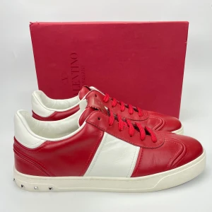 Valentino flycrew(nya) - Hej! Säljer nu dessa sjukt snygga valentino skor. Skorna är nya! Har begränsat antal boxar och dustbag. Hör av dig vid frågor. 40 passar 41