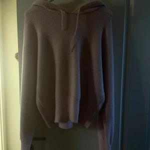 Ljusrosa stickad hoodie med huva - Mysig ljusrosa stickad hoodie med huva och snörning. Aldrig använd ny utan prislapp. pris kan diskuteras!