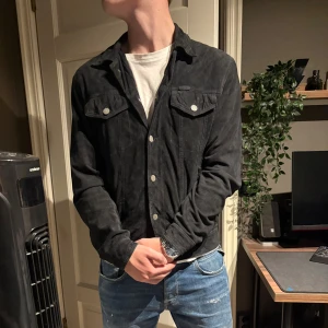 Svart mockajacka Polo Ralph Lauren - Svart mockajacka från Polo ralph lauren, den värmer bra och e bra nu till hösten, den säljs för en del pga hur bra skicket är och vad den är värd, ( endast seriösa köpare ) storleken är s men sitter kort i midian då de är så den är menad att vara, man kan justera bredden på den med knapar på ryggen.