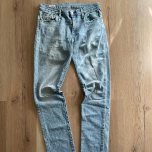 Ett Par Väldigt Snygga Ljusblåa Levi's 511 Jeans W30 L34 - 👖 Levi’s 511 – klassiker i toppskick! 👖 Nästan helt nya – endast använda 1–2 gånger ✨ Inga slitningar, fläckar eller defekter – känns som nya!  📏 Mått: 	•	Midja: 82 cm 	•	Höft: 98 cm 	•	Innerbenslängd: 80 cm 	•	Ytterbenslängd: 107 cm 	•	Benbredd: 36 cm  💸 Pris: 449kr Perfekta för dig som vill ha ett par klassiska och tidlösa jeans i riktigt fint skick!  🌟 Snabb leverans & skickas välpackat!