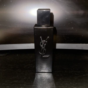 YSL svart parfym Eau de Parfum sample - Ysl myself en kryddig, fräsch söt doft som funkar perfekt som parfym året runt!                  2ml/39kr 5ml/79kr 10ml/150kr