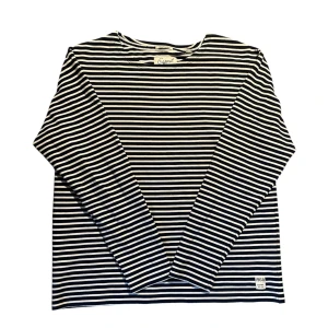 Randig långärmad tröja från Esprit - Säljer en klassisk långärmad tröja från Esprit i marinblått och vitt med smala ränder. Tröjan har rund halsringning och en liten patch med '1968' nertill. Tillverkad i mjuk bomull, perfekt för en chill och stilren look.