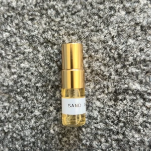 Sand Dance parfymprov - Tja köpte en parfym och fick den här gratis säljer den för att få lite pengar. Ganska dyr parfym. Hälften kvar i flaskan.