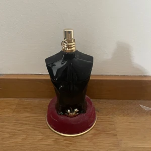 Jean Paul Gaultier Le Beau Parfum 125ml - Tja säljer nu denna Jean Paul Gaultier Le Beau Le Parfum. Det är ca 105/125ml kvar, har koll på vikten från en ny. Parfymen är utmärkt för sommarkvällar men jag har även använt den hel del på vinterdagar, så den funkar utmärkt till det också. Priset kan självfallet diskuteras 