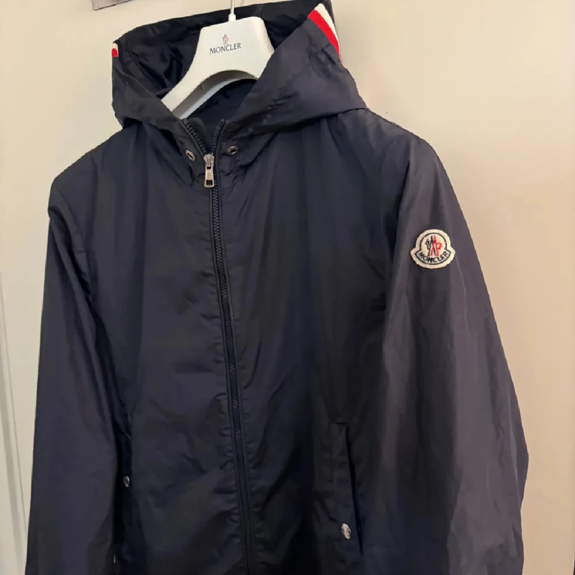 Svart vindjacka från Moncler med huva - 1