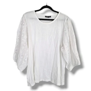 Topp | XL | Kappahl - Topp med halvlång ballongärm från Kappahl, storlek XL. Använd men i bra skick.