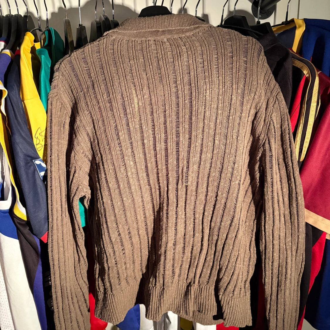 Mörkgrön ribbad kofta från Weekday