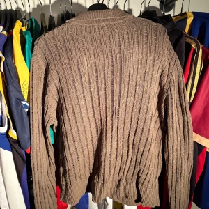 Mörkgrön ribbad kofta från Weekday - Säljer en mörkgrön ribbad kofta från Weekday med dragkedja framtill och klassisk krage. Tröjan är stickad på ett ”luftigt” sätt i ett mjukt material och har långa ärmar. Använd kanske 2-3 gånger MAX! 