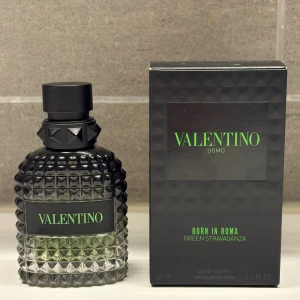 Valentino green stravaganza parfym - Säljer en ljuvlig doft från valentino. Perfekt för dig som vill sticka ut med något unikt och dofta bäst i rummet. Ungefär 35ml kvar i flaskan. Nypris: 900kr MITT pris: 499kr! Hör av dig vid minsta fråga, pris kan alltid diskuteras.