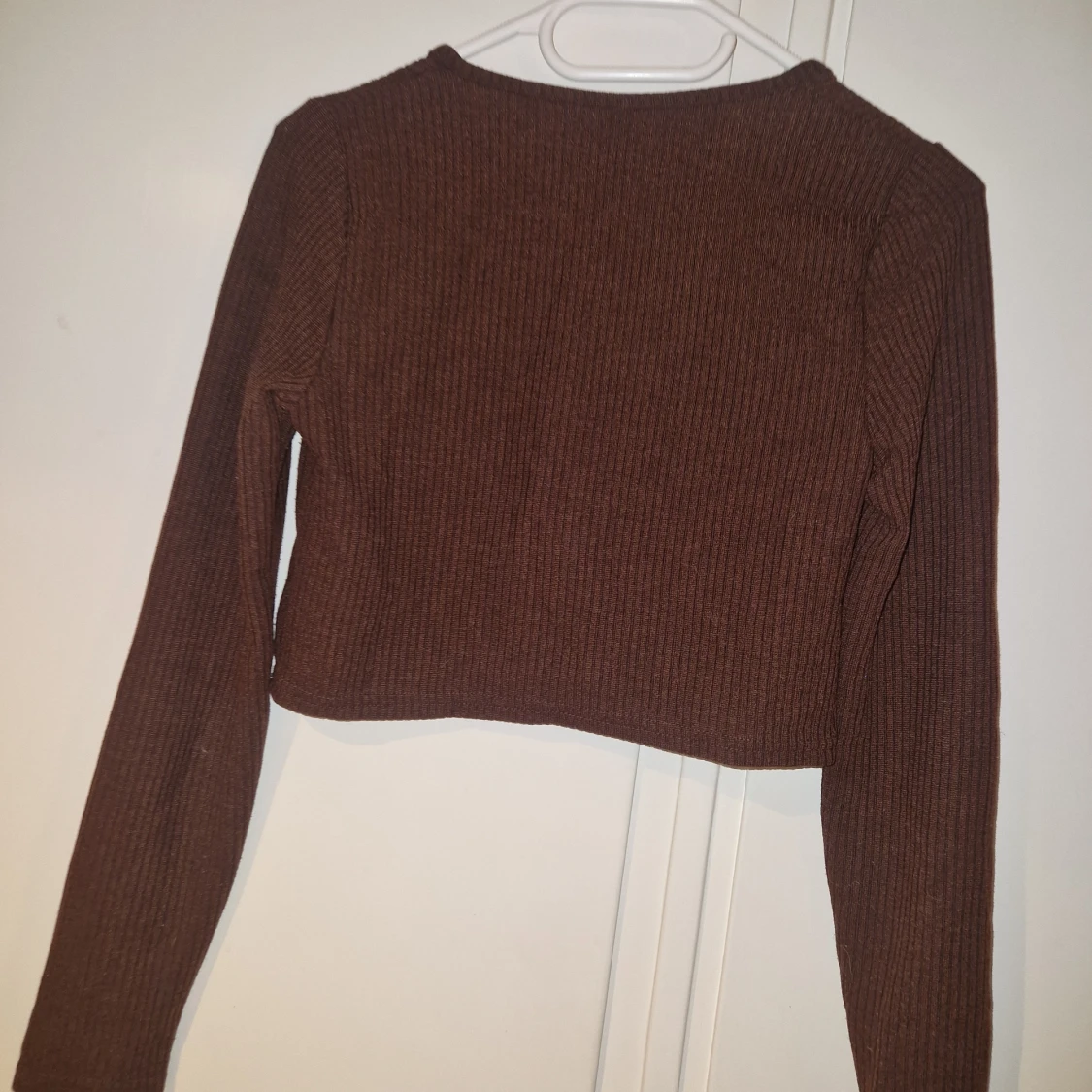 Brun ribbad croppad bolerotopp - 1