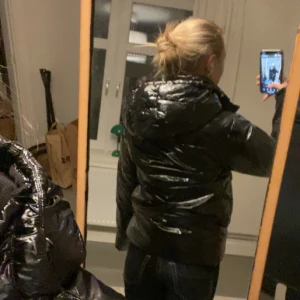 Svart glansig pufferjacka med huva - Säljer min kära puffer jacka från Nelly🥹🥰 Jag har haft den förra vintern men den har hållit sig i väldigt bra skick🤩😙 jag säljer den nu då för jag vill ha en ny för denna vintern som kommer. Nypris: 799kr Om det uppstår några frågor så hör av er! 🩵 