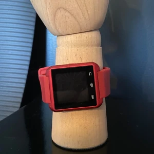 Klocka - Fejk Apple klocka som ja fick av ngn. Vet inte hur bild 2 hjälper för den ä inte så bra. Men aa. Den funkar. Startar går att koppla till mobil. Hur vet ja inte? De får ni lista ut. Måste laddas dock 