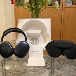 AirPods Max - USB-C - Snygga Apple AirPods Max i svart med originalförpackning, Smart Case och laddkabel. Hörlurarna är i mycket gott skick utan synligt slitage. Aktiv brusreducering, hög ljudkvalitet och bekväm passform. Perfekt för musik, film och samtal. Helt nya.