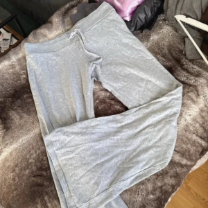 Brandy Melville yoga pants  - De populära grå mjukisbyxor från Brandy Melville som inte längre säljs. 🤍 One size, i mjukt och skönt material med utsvängda ben. Har en liten fläck (syns på näst sista bilden) som knappt märks och troligen går bort i tvätt, men skriver det för transparens. I övrigt fint skick och superbekväma! ✨