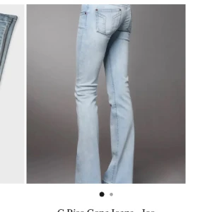 Ljusblå bootcut jeans - Snygga ljusblå jeans med bootcut-modell och klassiska bakfickor. Jeansen har en lätt tvättad look och sitter tajt upptill med utsvängda ben. Perfekta för dig som gillar en retrostil med modern twist.