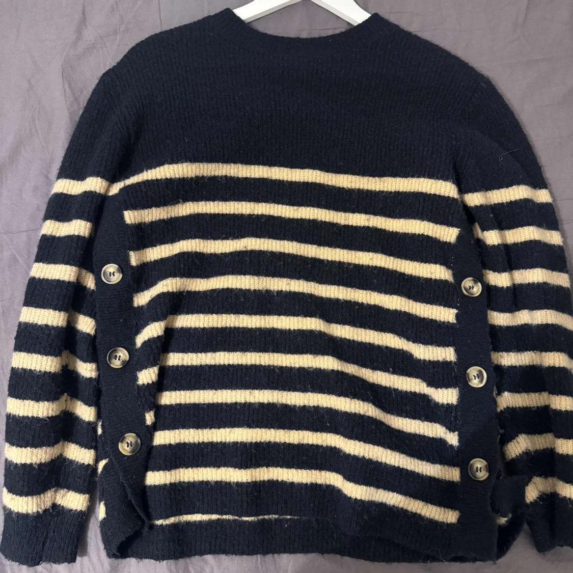 Randig stickad tröja med knappar Indiska