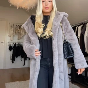 Lång grå pälsjacka med huva - Säljer en supermjuk och lång grå pälsjacka med huva. 